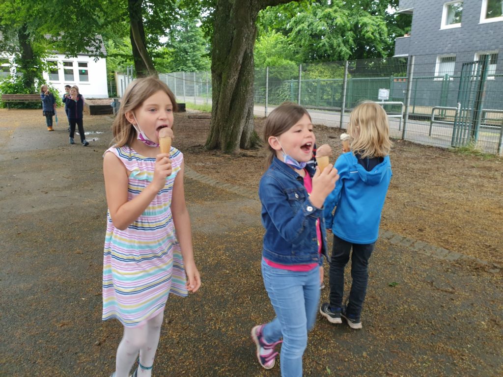 Eulen essen Eis